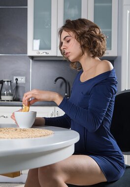 Breakfast for beautiful girlfriend turns into hot modeling in the kitchen