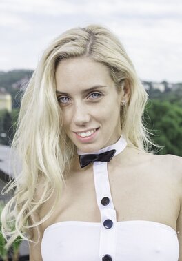 Photo shoot on the roof with blue-eyed blonde who knows what hot poses are