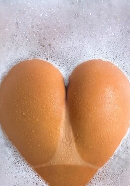 Pretty babe in a white shirt goes to the bathroom to wash her sexy buttocks