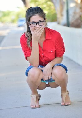 Girl with glasses broadcasts breasts and cunt before going home to masturbate