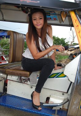 Fun near rickshaw makes Asian sexpot in mood for more provocative photo shoot
