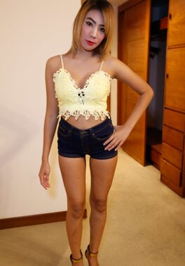 Seductive Thai teen does everything client wants and even poses in the nude