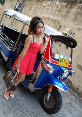 Rickshaw helps driver lure good-looking Asian sexpot into quick fuck