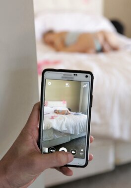 Man blackmails stepsister with masturbation pics asking her for doing it