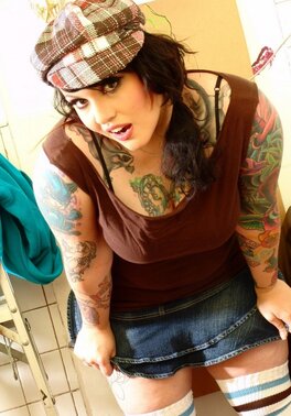 Tattooed pornstar with cap and nice body adores nothing better than flashing