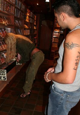 Guy with mohawk sees blonde Dutch chick and manages to receive a blowjob