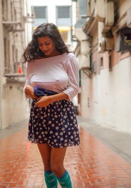 Shameless Indian hussy reveals her natural breasts when walking along the street
