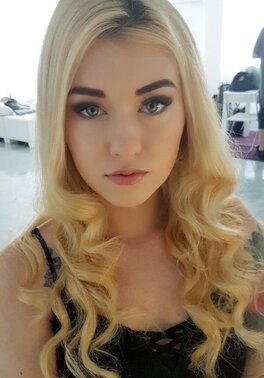 Sultry Polish pornstar flashes tits and trimmed pussy in private pictures