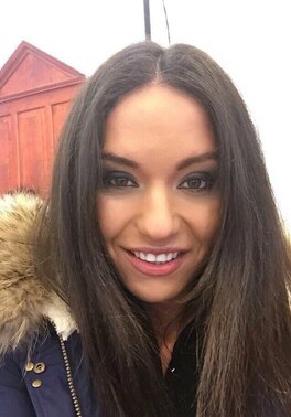 Girl pays more attention to ass taking selfies than to her pretty face