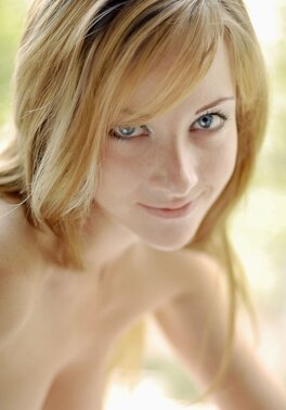 Pretty teen wench in slippers reveals her beautiful nude curves in the field