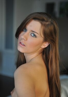 Adorable teen on heels doffs bra and panties to flash her yummy peach