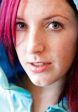 Tubby alt girl showing off her amazing curves up close