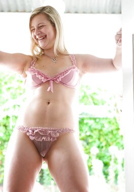 18 year old hottie showing what she can with her pussy outside