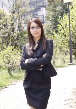 Japanese business lady decides to make some sexy photos for social networks