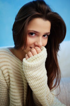 Attractive chick with naked pussy takes off sweater and poses in warm socks