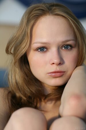 Teen Slavic chick with blue-eyes poses with nude tits and twat in the hotel room