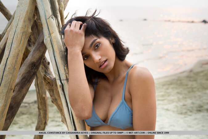 Hypnotizing dark-skinned model exposes herself on the lonely beach