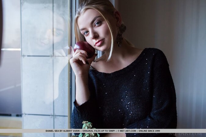 Teen babe demonstrates juicy natural tits and spread legs to show pinkish pussy