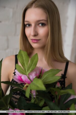 Come-hither girl with tiny boobs knows more than anybody about temptation