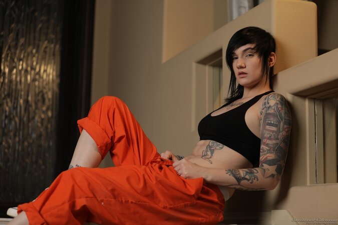 Rebellious alt chick is held in prison so she has enough time to pose naked