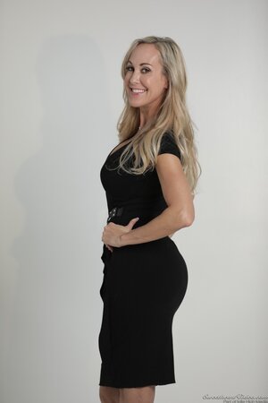 Luxurious blonde cougar still in great shape to pose naked on camera