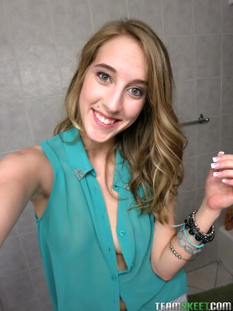 Chick takes provocative selfies in the bathroom and gets banged in the kitchen