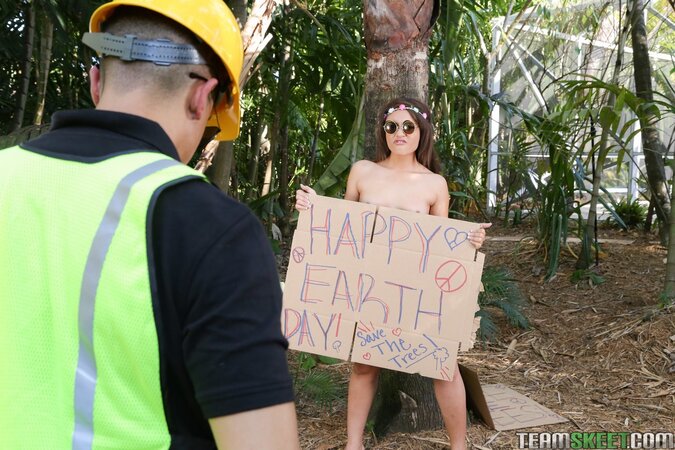 Playful hippie Jaye Austin tied in to the tree and fucked by a builder