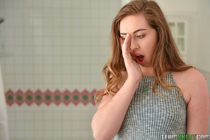 Pretty babysitter enters bathroom while boss is chilling and seduces him for sex