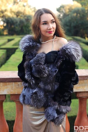 Elegant chick meets with lover in quiet spot and surprises with outdoor blowjob