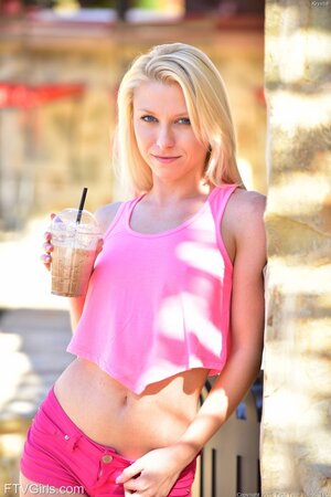 Chick drank cocktail and got an idea to go to a tennis court and give charms away