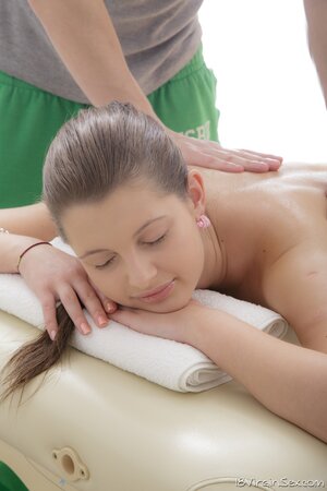 Smart girl Lil Tammy thinks it's a good deal to trade massage for fucking
