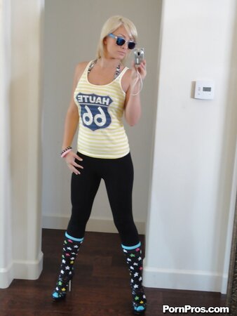 MILF with sunglasses Lexi Swallow takes selfie in the nude in front of a mirror