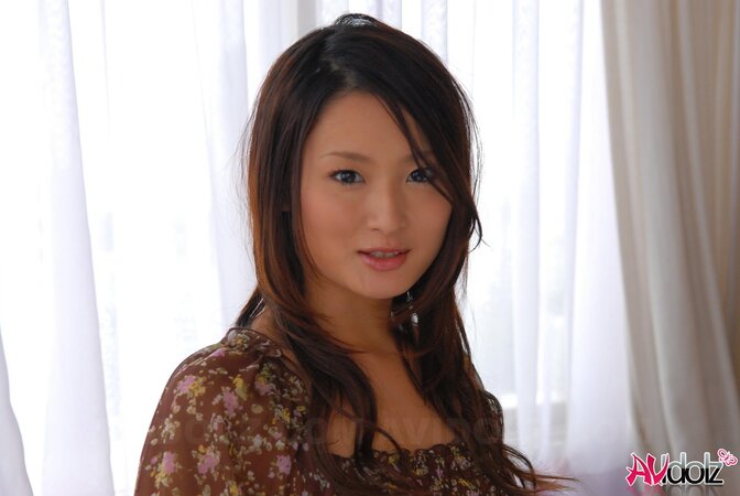 Guy trades morning breakfast for photo shoot of Asian teen in a brown dress