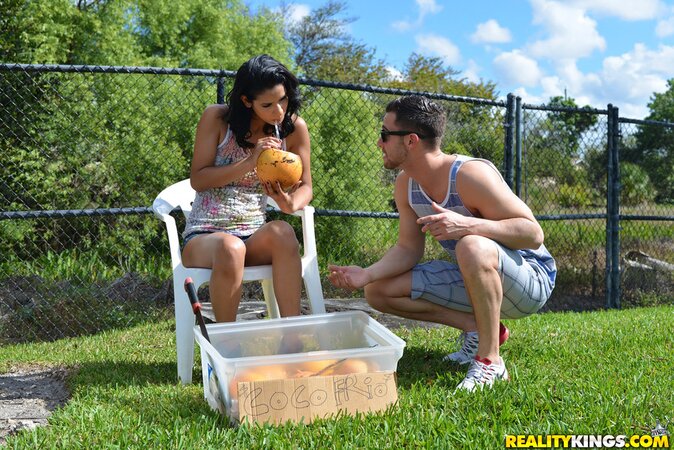 Latina girl stops selling cocktails to follow handsome boy for good fuck