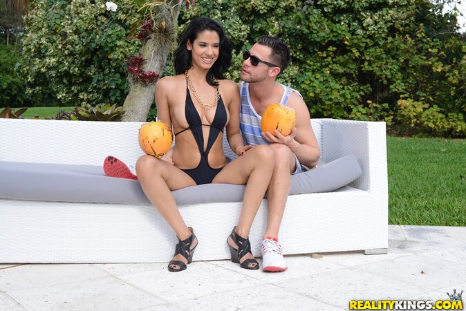 Latina girl stops selling cocktails to follow handsome boy for good fuck