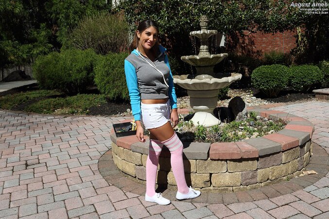 Sporty brunette with natural tits stretches pussy outdoors with a special device