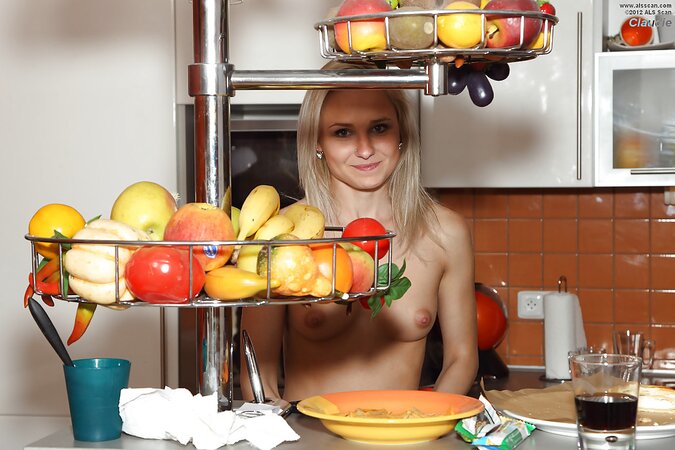 Naked blonde demonstrates on the camera how she shoves speculum into pussy