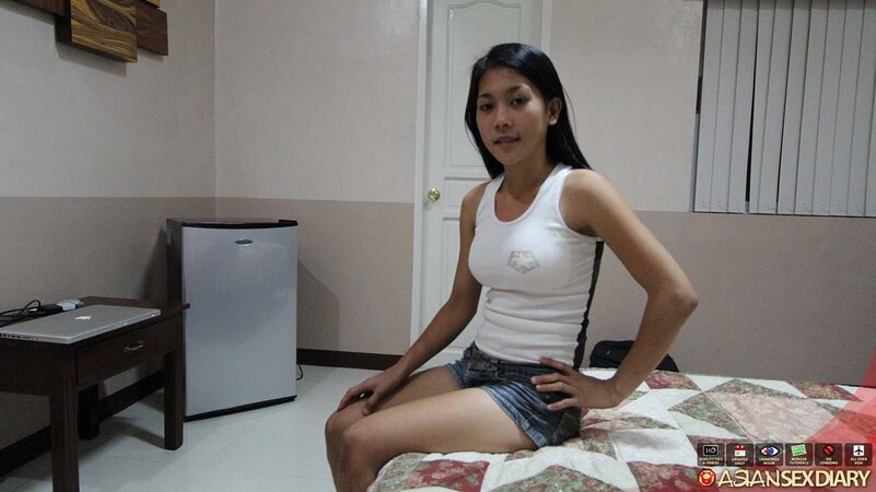 Titillating chick from Thailand doesn't know how to react when stepbro drills her