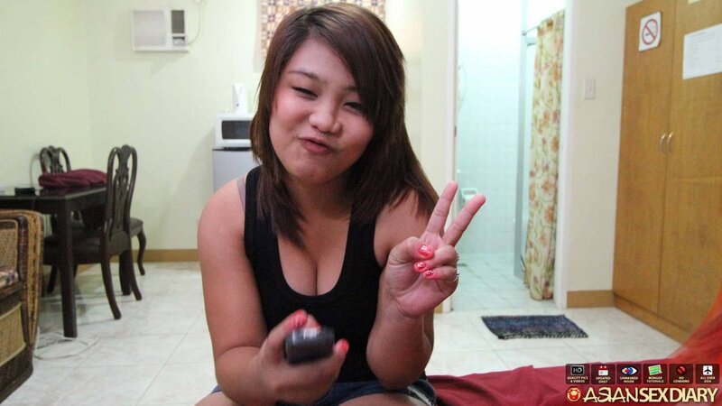 Operator relaxes in the hotel room together with two naked and exotic teens