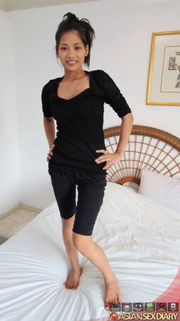 Teen Filipina has experience in seducing clients into hand and blowjob