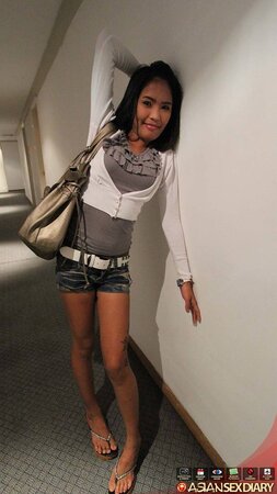 In the club man hooks up with Asian dancer and brings her in hotel for quickie