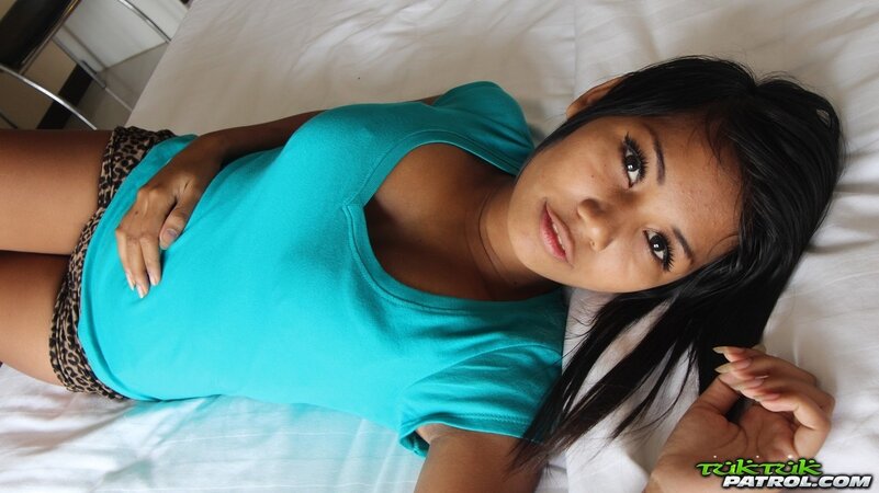 Fellow hooks up with Asian hottie and brings at his place for more fun