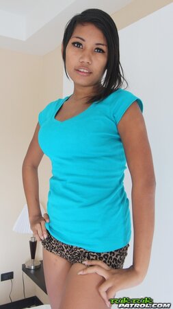 Fellow hooks up with Asian hottie and brings at his place for more fun