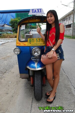 Owner of auto rickshaw coaxes exotic cutie to pose together with him