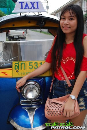 Owner of auto rickshaw coaxes exotic cutie to pose together with him
