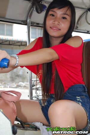 Owner of auto rickshaw coaxes exotic cutie to pose together with him