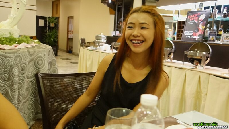 Rendezvous in restaurant makes Thai cutie willing to pose naked for lover