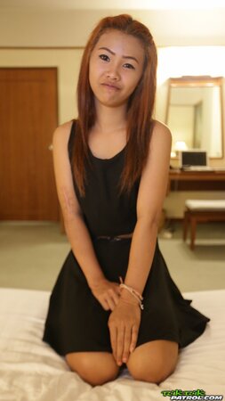 Rendezvous in restaurant makes Thai cutie willing to pose naked for lover