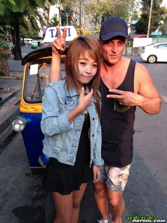 Tourist finds exotic babe who after little outdoor photoshoot poses naked for him