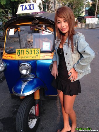 Tourist finds exotic babe who after little outdoor photoshoot poses naked for him